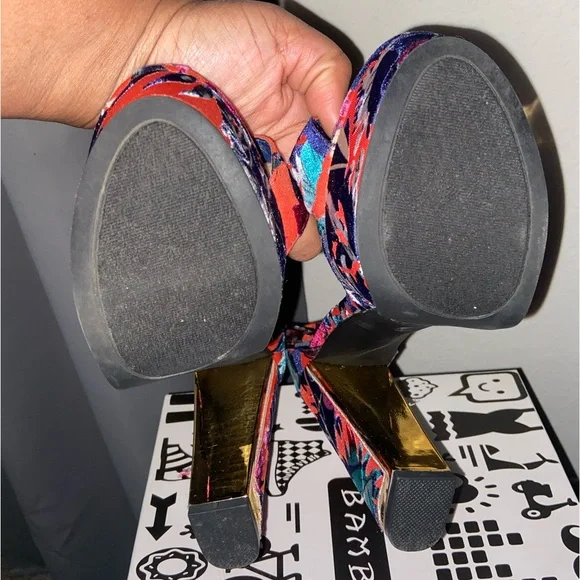 COPY - Multicolor heels with gold on inside of heel - Picture 3 of 5